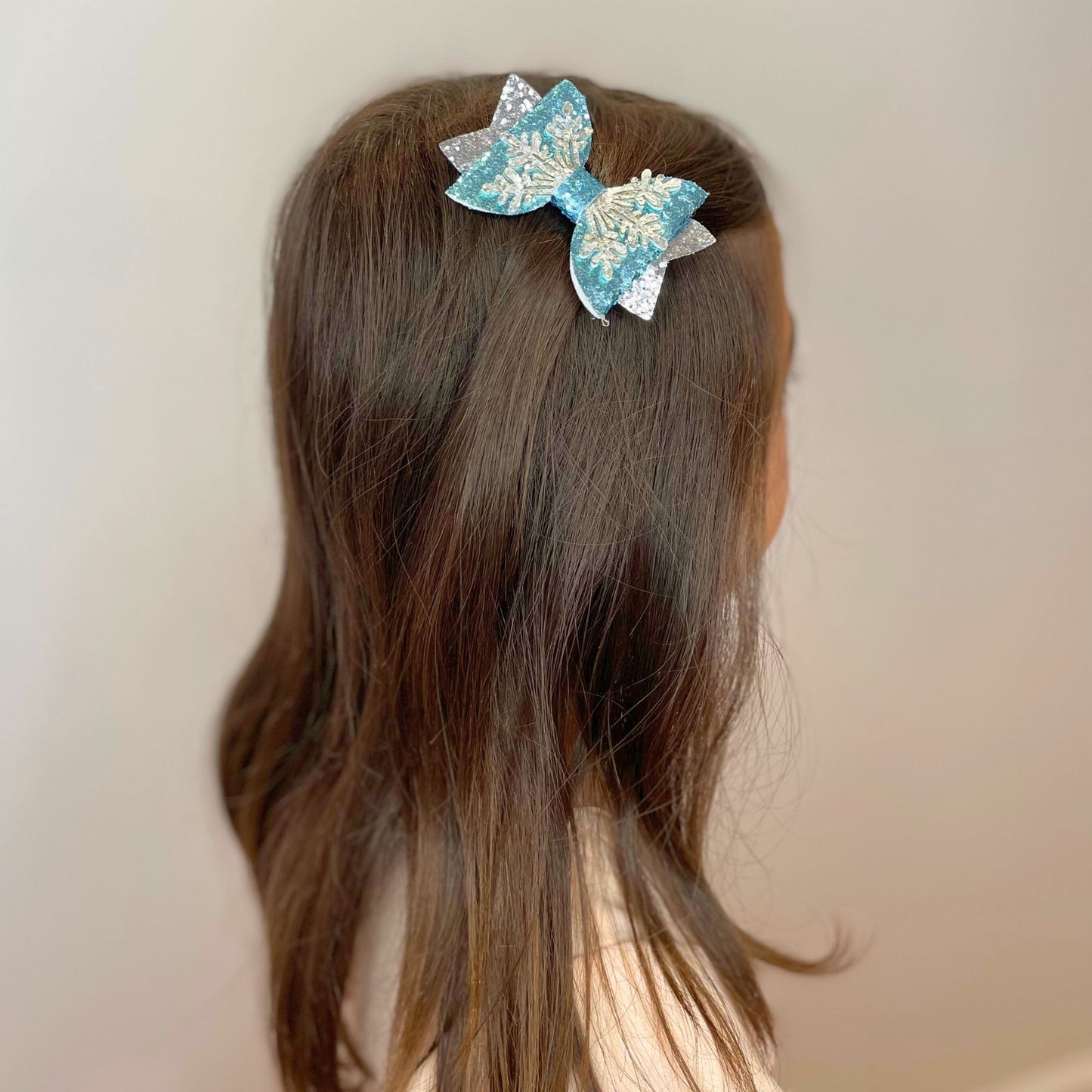Kids glitter hair clip reminiscent of Disney's Frozen, featuring details that make every hairstyle enchanting and fun.