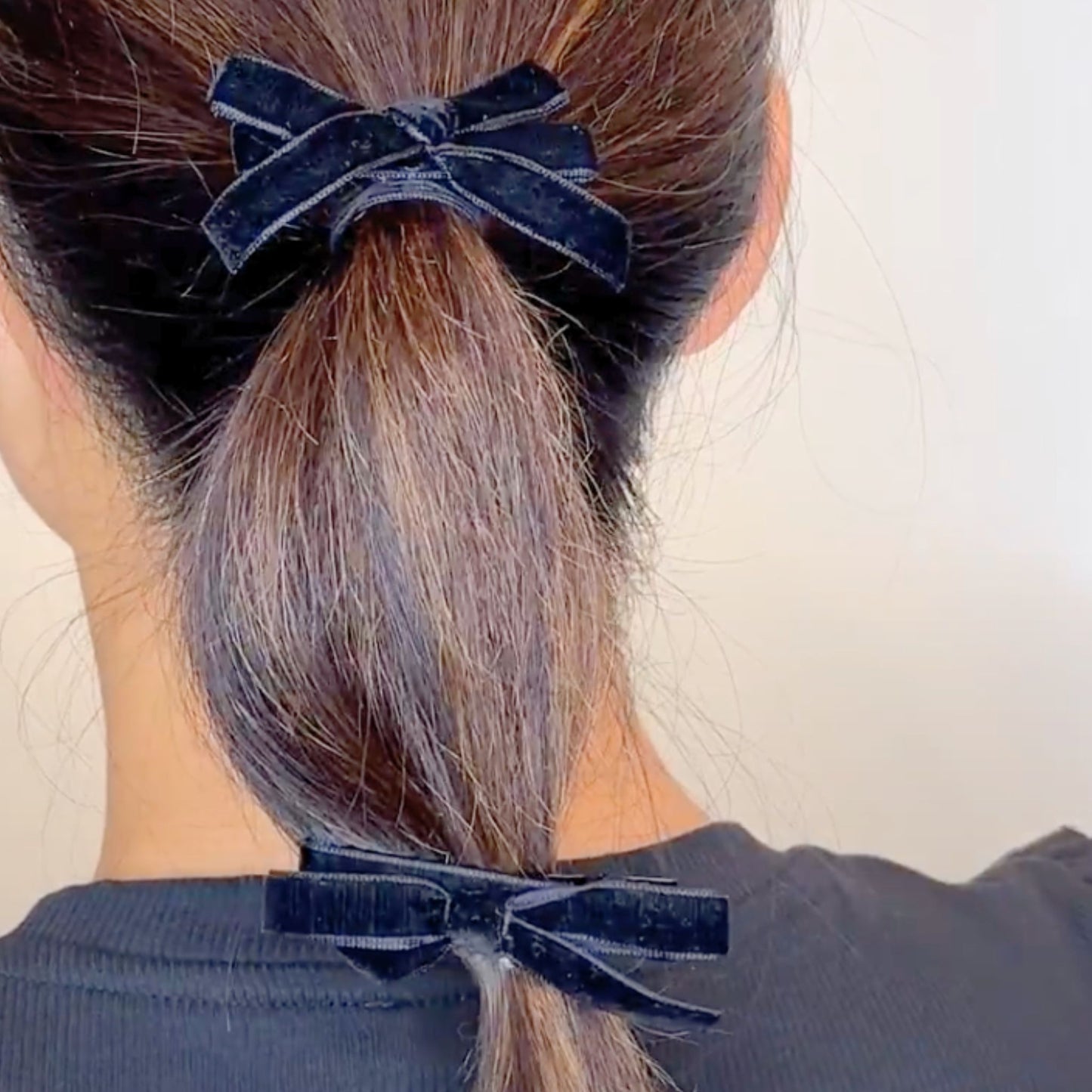 Stylish kids velvet hair bow clips that securely hold hair while adding a fancy touch to any outfit. Perfect for girls. 