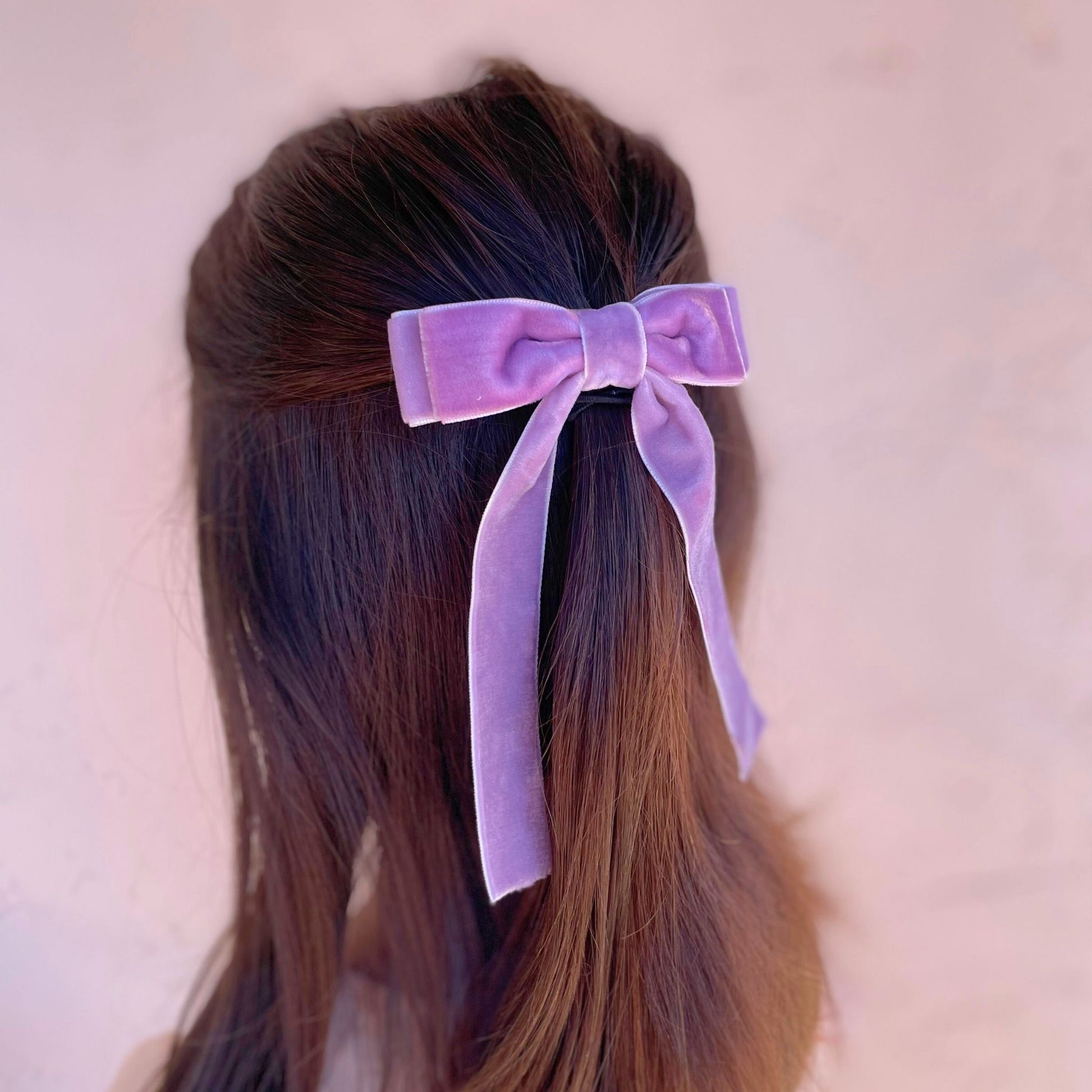 Kids velvet hair bows, ideal accessories to elevate any look, bringing a touch of elegance to every hairstyle.