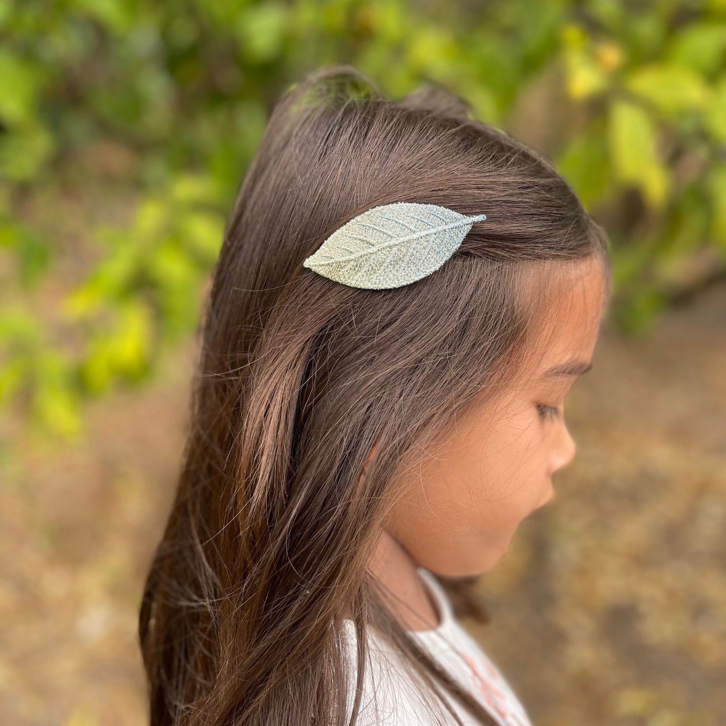 Adorable leaf hair clip, ideal for brightening up hairstyles with a fun, nature-inspired design for any outfit.