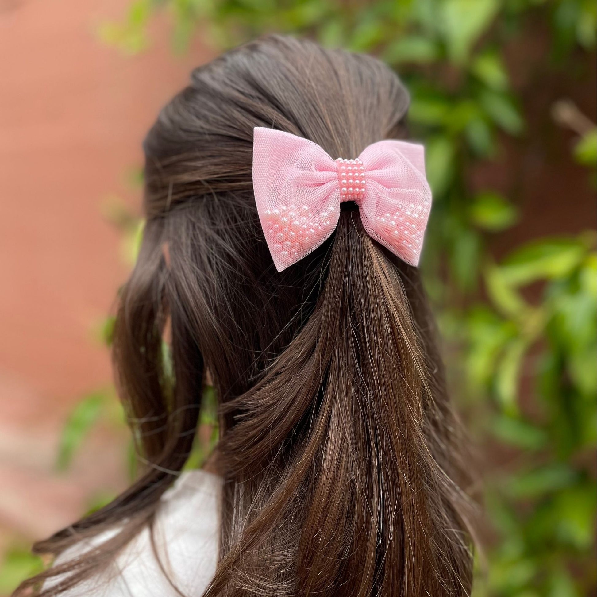 Adorable kids pearl shaker hair bows, ideal for brightening up hairstyles with playful pearls that bring joy to any outfit.