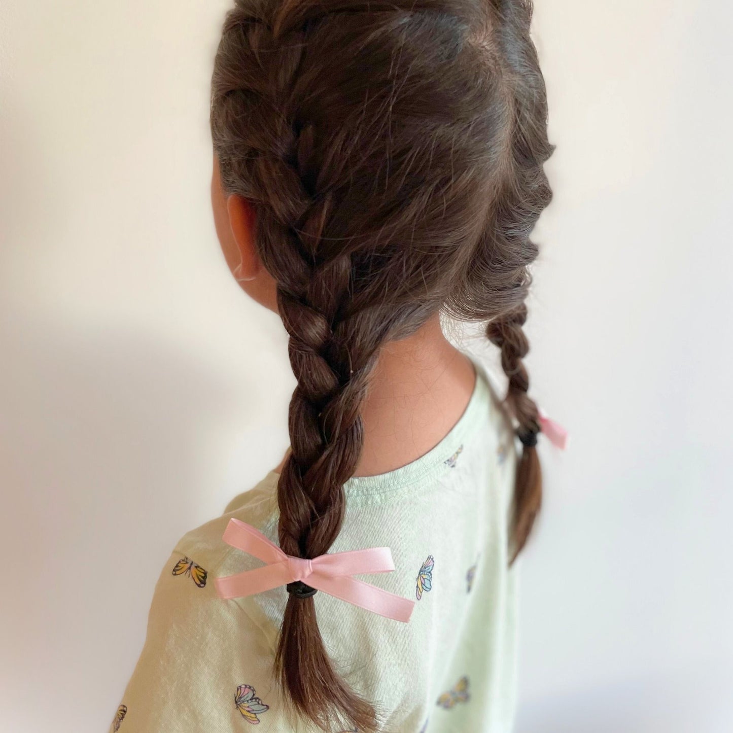Satin hair bow clips for kids, perfect for everyday hairstyles and special occasions. Easy to use, and gentle on hair.