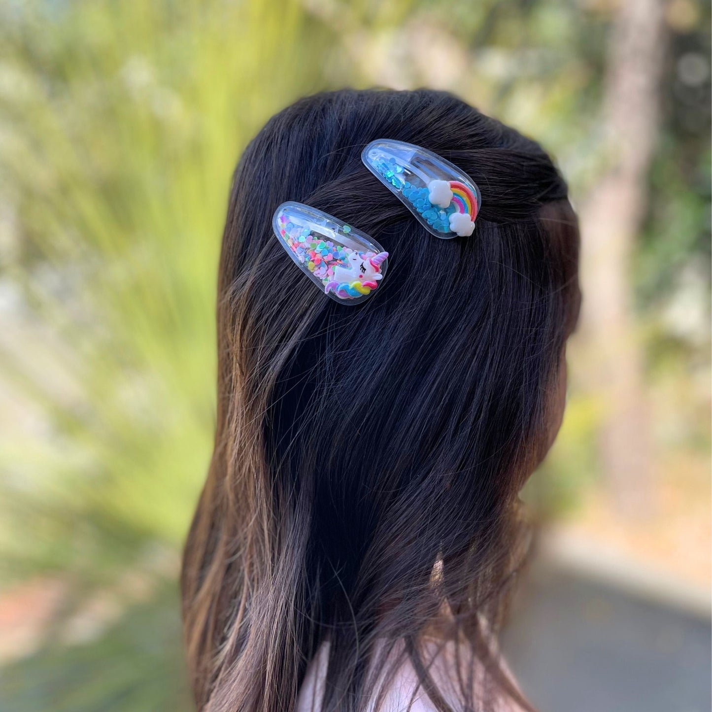 This playful kids hair clip is filled with vibrant, sparkling confetti, adding excitement and style to everyday hairstyles.