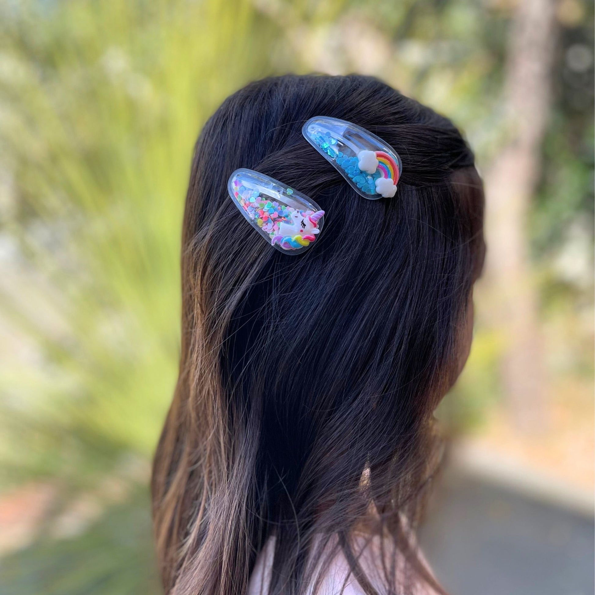 This playful kids hair clip is filled with vibrant, sparkling confetti, adding excitement and style to everyday hairstyles.